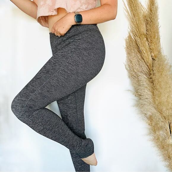 2 OLD NAVY ACTIVE Grey Black Go Dry Striped Geometric High Rise Gym Leggings S - Picture 4 of 16